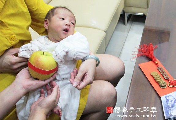 王寶寶(新竹市到府嬰兒寶寶滿月剃頭理髮、免費到府嬰兒剃胎毛儀式吉祥話)。到府剃頭剃胎毛主持、專業拍照、DVD光碟、證書。★購買「臍帶章、肚臍章、胎毛筆刷印章」贈送：剃頭、收涎、抓周，三選一。2015.11.19 照片9